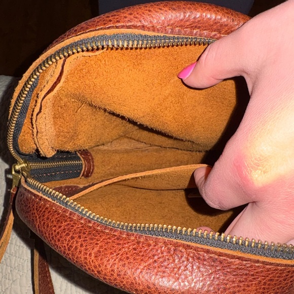 Portland Leather Circle Crossbody Bag - Picture 4 of 6